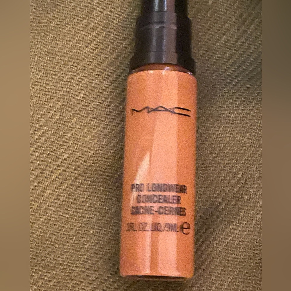 MAC Pro Longwear Concealer - NC45 Tan
NIB